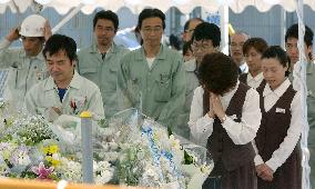 (2)Families pray for victims 1 month after deadly train crash