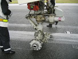 (3)JAL plane loses 2 nose wheel tires in landing at Haneda