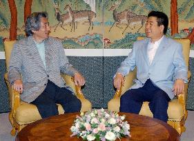 (4)Koizumi, Roh begin talks on Cheju Island