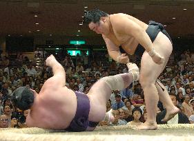 Asashoryu scores 5-1 at autumn sumo