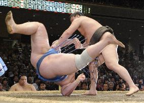 Hakuho extends winning streak to 60