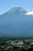 Mt. Fuji gets season's 1st snowcap