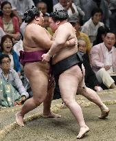 Goeido moves 2 wins clear of field at Autumn sumo