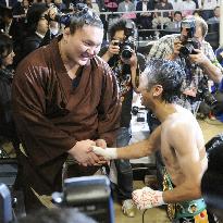 Boxing, sumo champions shake hands