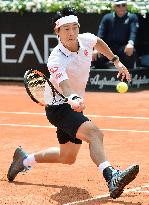 Nishikori breezes into Italian Open quarterfinals