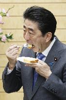 Japan PM Abe eats cake