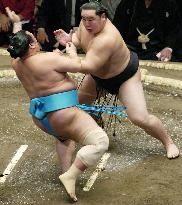 Asashoryu starts with victory in 15-day summer sumo