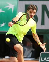 Wawrinka cruises into French Open 4th round