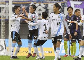 Soccer: Kawasaki whip Hiroshima to keep title hopes alive