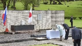 Emperor, empress lay flowers for Japanese WWII dead in Philippines