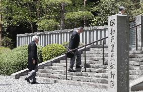 Emperor Akihito visits father's tomb