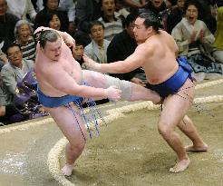 Baruto falls, Hakuho in charge at summer sumo