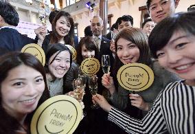 Japan to recommend more flexible "Premium Friday" after poor results