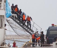 Police take 7 Chinese to Okinawa after landing on Senkakus