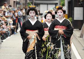 Kyoto's geisha, maiko pay courtesy call in traditional midsummer practice