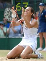 Mauresmo clinches Wimbledon title