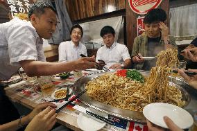 Giant dish of "yakisoba" noodles served ahead of G20 summit