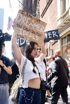 Trump to end Obama program protecting young immigrants