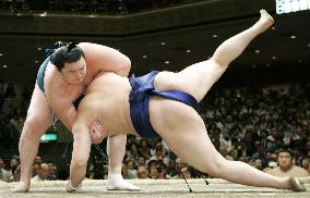 Hakuho, Miyabiyama share lead