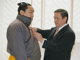 Asashoryu receives highest award in Mongolia