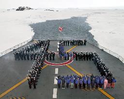 Japan's Antarctic expedition greets New Year's Day