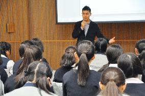 Tokyo high school girls open their eyes to refugee problem