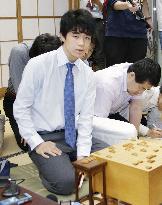 Youngest shogi pro Fujii extends record win streak to 19