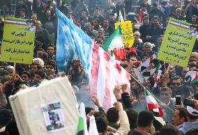 Iranians rally to commemorate 1979 revolution, condemn U.S. policies
