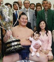 Hakuho wins 4th career title at autumn sumo