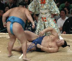 Kaio loses 1st-day bout at Kyushu sumo