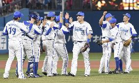 Baseball: BayStars swamp Carp, clinch 2nd-straight playoff berth
