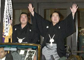 (1)Yokozuna Asashoryu of Mongolia wins summer sumo