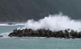 (1)Typhoon likely to strike western Japan
