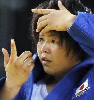 Olympic scenes: Judoka fixing her contact lens