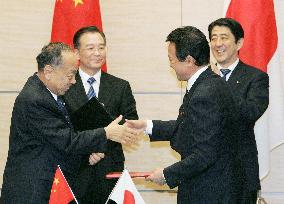 Japan, China commit to post-Kyoto global warming efforts