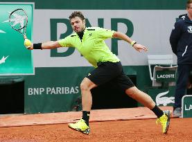 Wawrinka moves into French Open semis