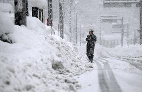 Heavy snow in western Japan