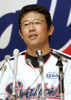 Yakult manager Furuta to step down, end playing career