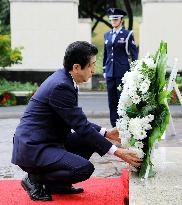 Abe lays wreath at U.S. military graves in Hawaii