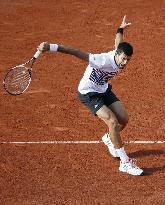 Tennis: Djokovic moves into French Open q'finals