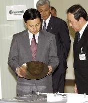 (2)Crown prince visits semiconductor plant