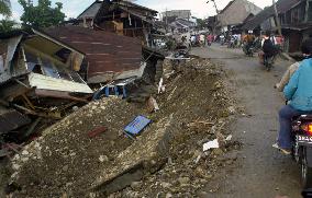 (13)Scenes from Indonesia's Nias and Simeuleu islands after quak