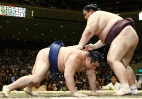 Miyabiyama defeats Wakanosato to remain in share of lead