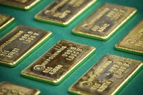 South Koreans arrested for smuggling gold into Japan