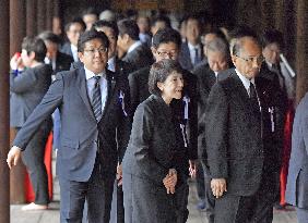 Lawmakers visit war-linked Yasukuni Shrine