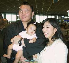 Mongolian Hakuho leaves for home with family