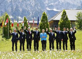 G-7 leaders in photo session