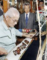 Koizumi visits traditional Japanese fabric maker in Kyoto