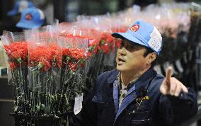 Flower auction resumed in quake-hit Sendai