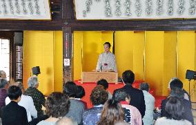 'Rakugo' comic storyteller speaks at famed resort